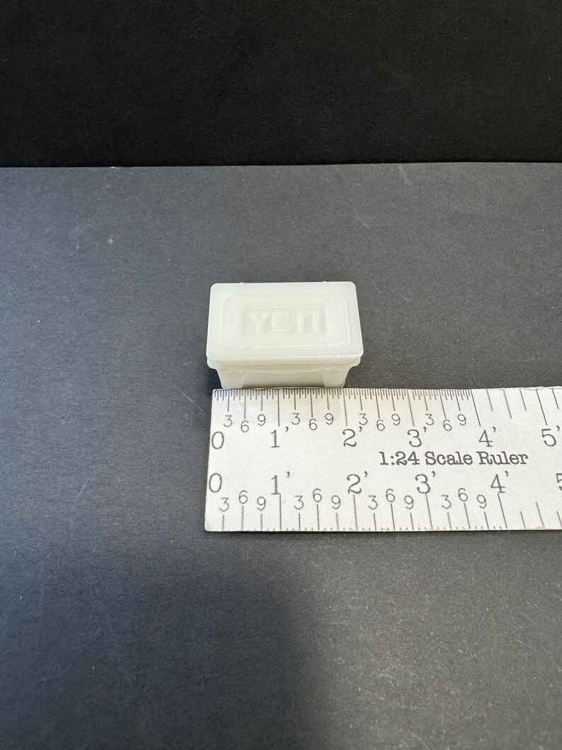 Kit de hielera estilo Yeti a escala 1:24 * Miniatura de casa de muñecas * Calibre G * Impreso en 3D * ShopMiniDecorandMore * Diorama * Tren modelo * Media escala imagen 5