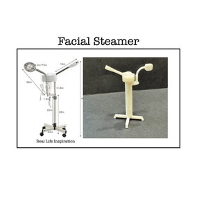 Puede incluir: Un vaporizador facial blanco con dos brazos ajustables y una luz redonda en cada brazo. El vaporizador está en un soporte rodante con ruedas. El soporte tiene 61 cm de ancho, 66 cm de alto y 51 cm de profundidad. Los brazos tienen 41 cm de largo y la luz tiene un diámetro de 16 cm. El vaporizador está sobre una superficie negra. Inspiración de la vida real.