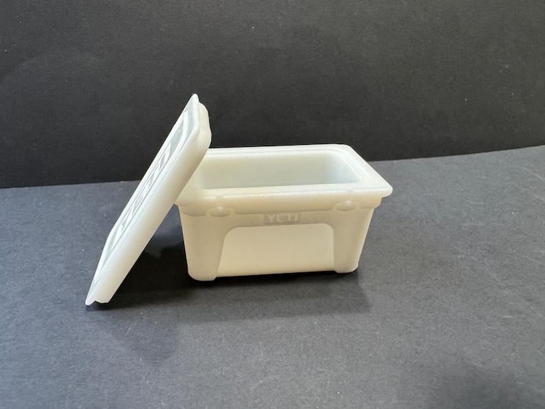 Kit de hielera estilo Yeti a escala 1:24 * Miniatura de casa de muñecas * Calibre G * Impreso en 3D * ShopMiniDecorandMore * Diorama * Tren modelo * Media escala imagen 2