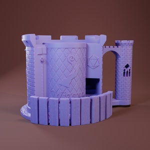 Könnte beinhalten: Lilafarbener 3D-gedruckter Becher in Form einer Burg mit einem Zaun um die Basis und einem Würfelsymbol an der Seite. Der Becher hat einen Griff in Form eines Turms.