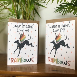 Windhund Beileidskarte, Feel better Karte. Schwarzer Windhund, wenn es regnet nach Regenbögen Ausschau halten.