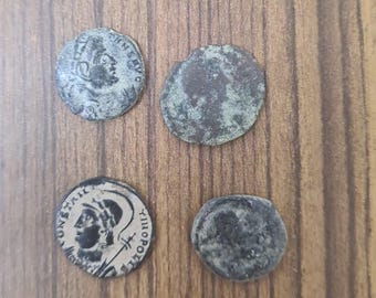 Monedas romanas cuatro monedas romanas antiguas del 3-4 d.C.