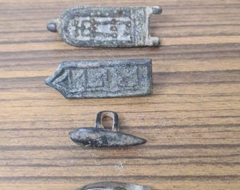 Hebillas de cinturón y colgantes medievales.