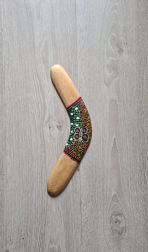 アボリジニのプリントが施されたオーストラリアのブーメラン