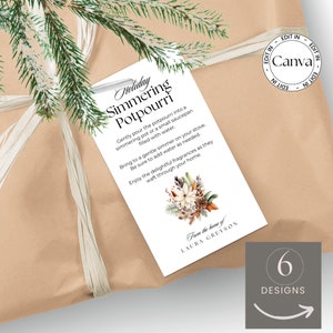 Könnte beinhalten: Ein weißer Geschenkanhänger mit einem floralen Design und dem Text "Holiday Simmering Potpourri" sowie Anweisungen zur Verwendung des Potpourris. Der Anhänger enthält auch den Text "From the home of LAURA GREYSON".