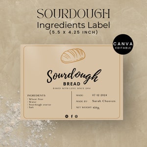 Könnte beinhalten: Eine druckbare Etikettenvorlage für Sauerteigbrot. Das Etikett ist beige mit einem goldenen Rand und zeigt eine handgezeichnete Illustration eines Laibes Brot. Der Text auf dem Etikett lautet "Sauerteigbrot, gebacken mit Liebe seit 2014". Das Etikett enthält auch Abschnitte für Zutaten, Herstellung, Hersteller und Nettogewicht.