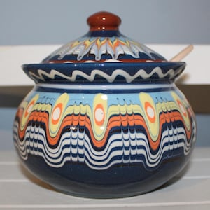 Traditionell bulgarisk stor keramisk kruka