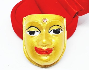 Nanathong | Masques dorés, favorisant un regard de compassion de bon augure, fabriqués à partir de poudre d'or