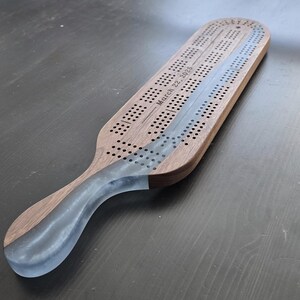 Planche de cribbage gravée - Epoxy River en bois de noyer noir américain massif - Cadeau personnalisé fait main - Design unique fabriqué au Canada