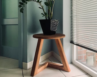 Table d'appoint décorative EPSILON support de plante ou tabouret rustique en bois recyclé minimaliste et design