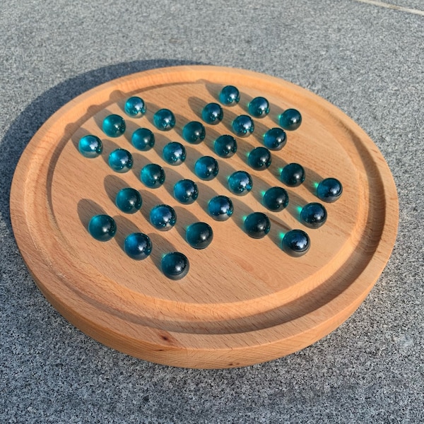 SOLITAIRE JEU de société en bois de hêtre recyclé de 25 cm de diamètre avec billes de verre bleu | jeu stratégique