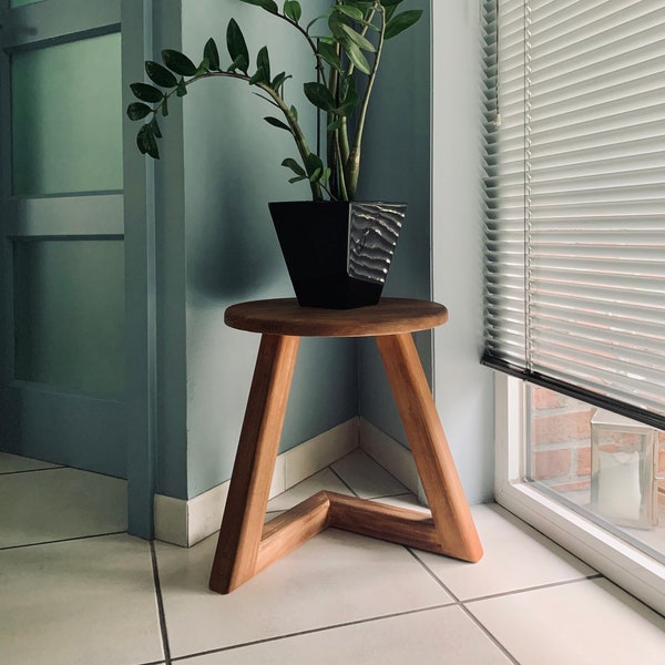 Table d'appoint décorative EPSILON support de plante ou tabouret rustique en bois recyclé minimaliste et design