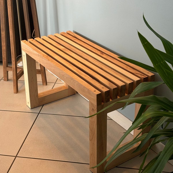 Banc de couloir en bois massif recyclé, un meuble d'entrée en hêtre durable et élégant pour une ambiance chaleureuse.