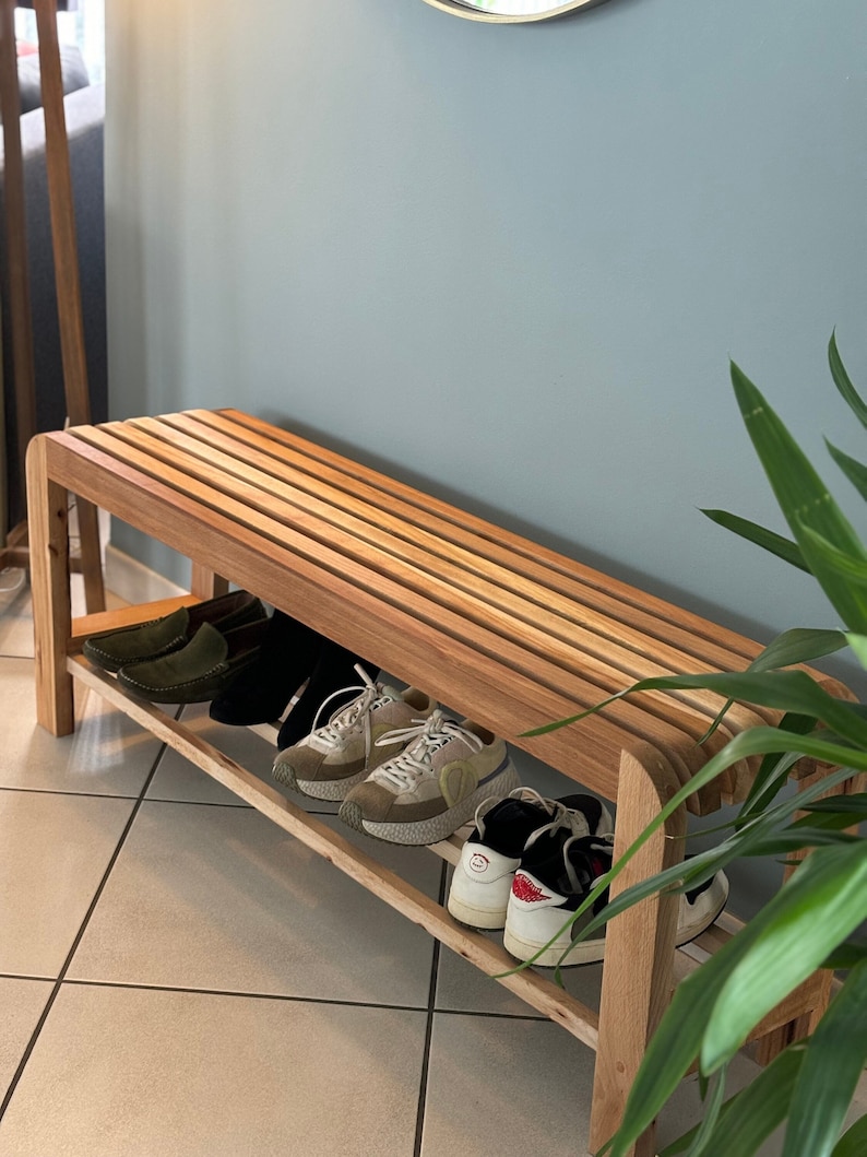 Optimisez votre espace avec ce banc en bois robuste et élégant, doté d’un rangement pour chaussures ou autre. Fabriqué à partir de bois de récupération, il allie durabilité et style.