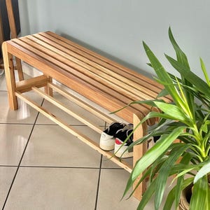 Banc d’entrée en bois massif avec rangement pour chaussures, finition artisanale et design sobre