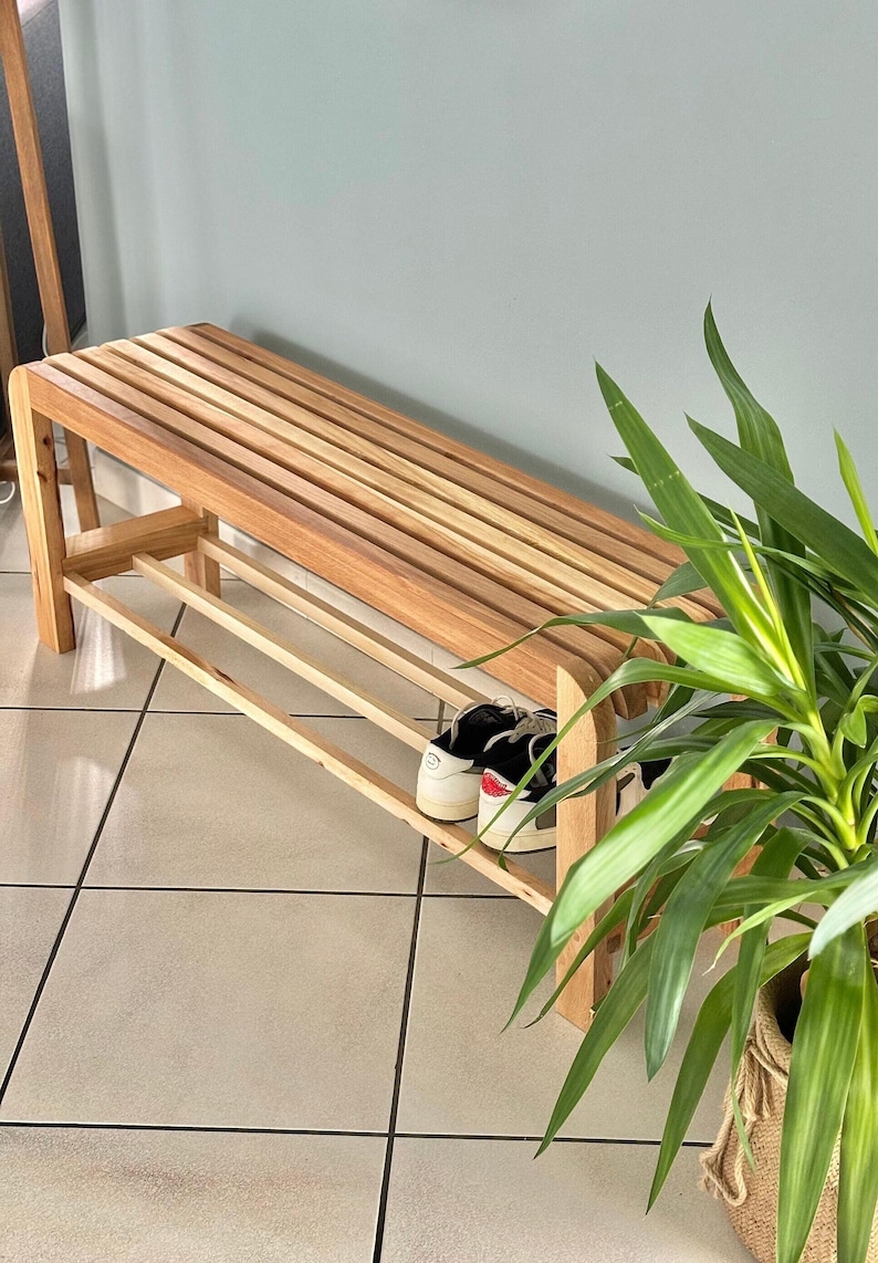 Banc d’entrée en bois massif avec rangement pour chaussures, finition artisanale et design sobre