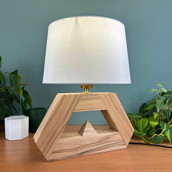 Lampe en bois massif et son système d'allumage unique et innovant | lampe de chevet décorative en hêtre massif recyclé  |  PRISM