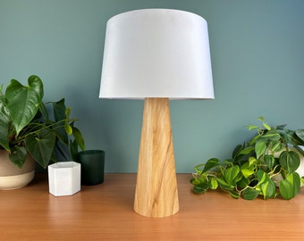 Table lamp in elegant recycled solid wood for a warm and sustainable atmosphere | CONE