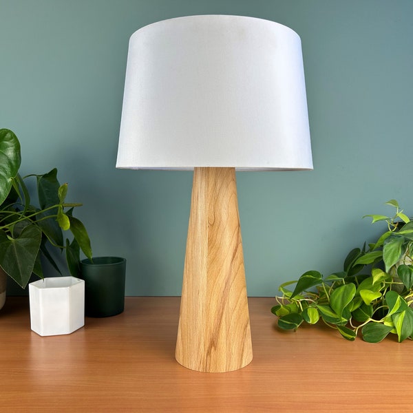 Lampe à poser en bois massif recyclé élégant pour une ambiance chaleureuse et durable  |  CÔNE