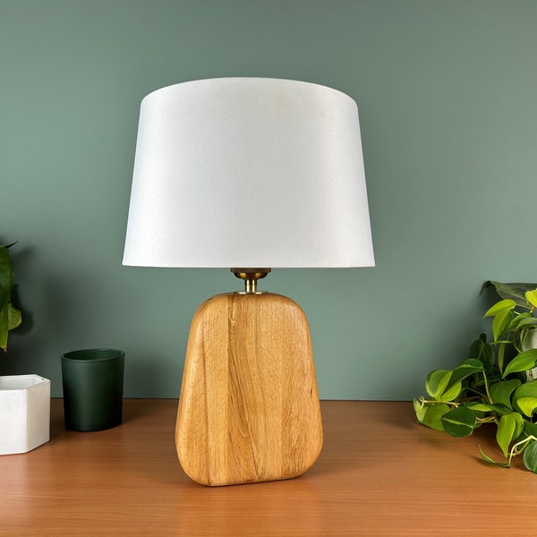 Lampe à poser en bois massif recyclé élégant pour une ambiance chaleureuse et durable  |  PARFM