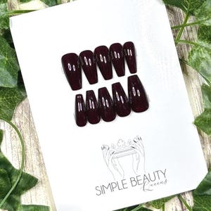 Maat extra klein | Middelgrote kist | Klaar voor verzending | Diep donkerrood | Handgemaakte pers op nagels | Lijm op manicure | 10-delige set |