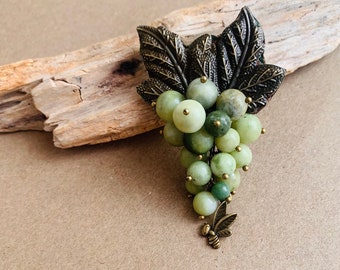 Natürliche Jade-Vintage-Brosche, Traubenstrauß-Brosche in Bronze und Salbeifarbe, einzigartige Perlen-Statement-Brosche,