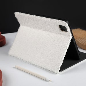 Protège-livre personnalisé beige en peluche pour iPad pour iPad 9,7 10,2 Pro 11 10,5 12,9 pouces Air 4 5 Mini 5 6 Étui pour iPad avec support iPad Pro 2021 image 2