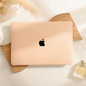 Custodia rigida con stampa coccodrillo color pesca per MacBook M2/M3 Air 13" Macbook Pro 13 14 16 15 Air 12 pollici 2023 2022 Custodia per laptop unica