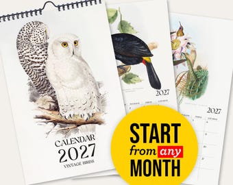 Könnte beinhalten: Ein Wandkalender für 2027 mit Vintage-Vogelillustrationen, darunter eine Schnee-Eule auf dem Deckblatt. Der Kalender hat oben eine schwarze Spiralbindung. Ein gelber runder Aufkleber mit dem Text START from any MONTH liegt auf den Seiten.