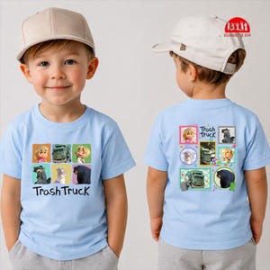 Może przedstawiać: Jasnoniebieski t-shirt z krótkim rękawem z nadrukiem graficznym przedstawiającym postacie z serialu Trash Truck. Z przodu znajduje się siatka sześciu kolorowych kwadratów z postaciami z bajek oraz czarny napis Trash Truck poniżej.