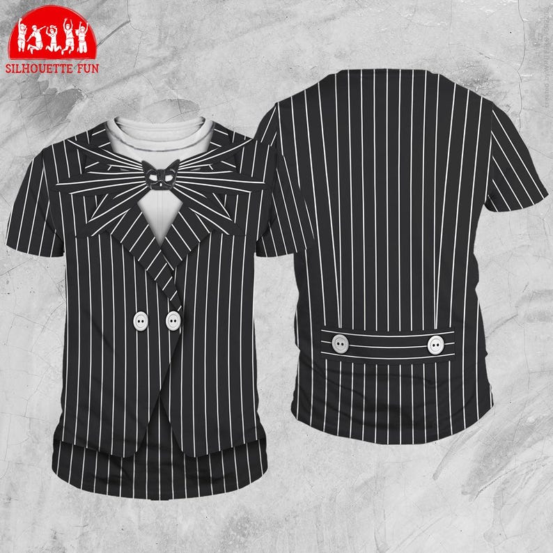 Puede incluir: Camiseta a rayas blancas y negras con dise&ntilde;o de esmoquin, que incluye pajarita y dos botones blancos. La parte trasera de la camiseta tambi&eacute;n tiene un patr&oacute;n de rayas con dos botones. Se puede ver el texto "SILHOUETTE FUN".