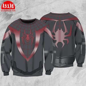 Pode incluir: Um moletom cinza escuro com um design de aranha vermelho e preto. A frente exibe um grande emblema de aranha, enquanto a parte de tr&aacute;s mostra um gr&aacute;fico de aranha correspondente. As mangas e os ombros t&ecirc;m um padr&atilde;o semelhante a uma teia de aranha.
