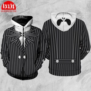 Puede incluir: Sudadera con capucha a rayas blancas y negras con un dise&ntilde;o inspirado en un personaje. La parte delantera imita un traje con botones y una pajarita. La capucha muestra un dise&ntilde;o de cara. La sudadera tiene cierre de cremallera.