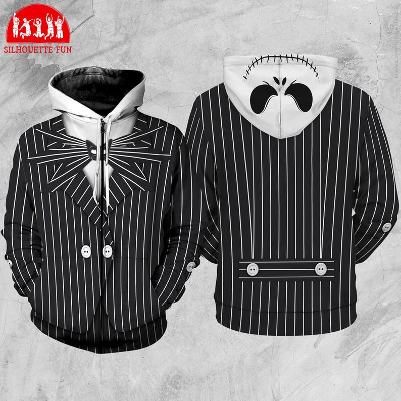 Puede incluir: Sudadera con capucha a rayas blancas y negras con un dise&ntilde;o inspirado en un personaje. La parte delantera imita un traje con botones y una pajarita. La capucha muestra un dise&ntilde;o de cara. La sudadera tiene cierre de cremallera.