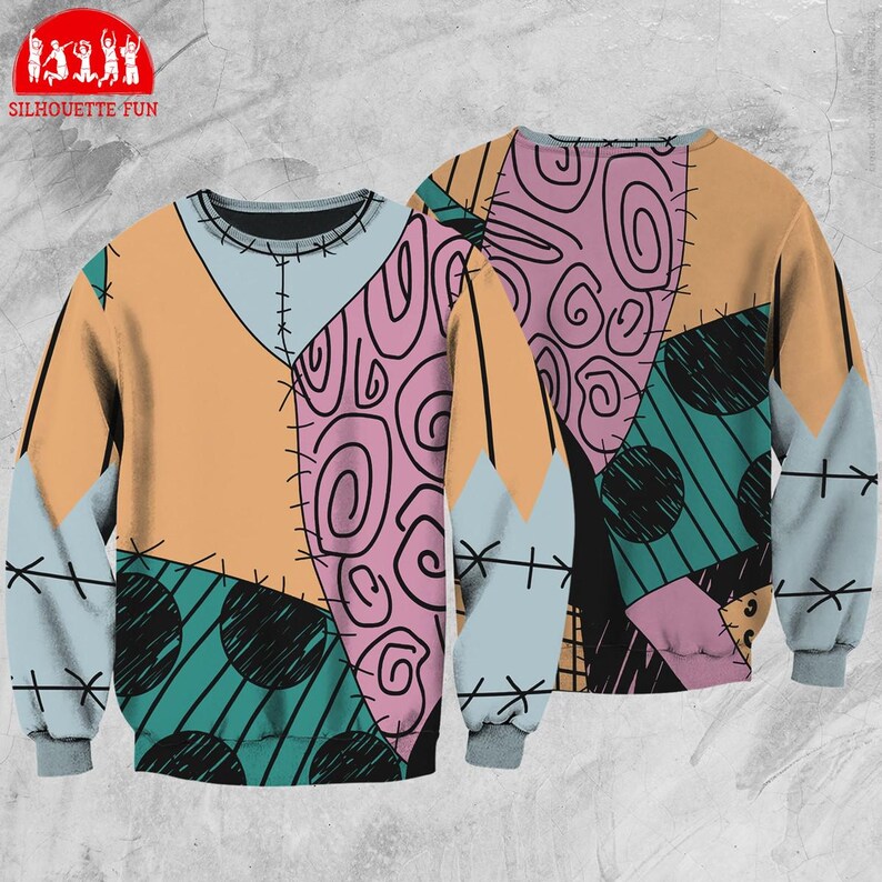 Puede incluir: Una sudadera de cuello redondo con un dise&ntilde;o de patchwork en tonos melocot&oacute;n, azul claro, verde azulado, rosa y negro. El dise&ntilde;o incluye costuras, espirales y lunares, con cuello y pu&ntilde;os grises. La sudadera tiene un aspecto art&iacute;stico &uacute;nico.