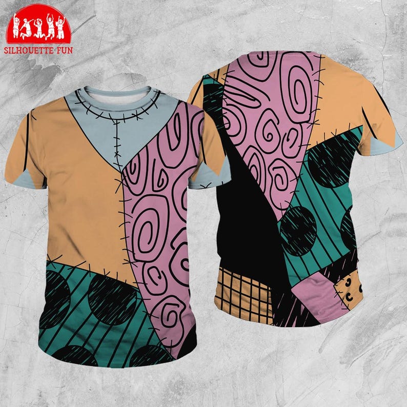 Puede incluir: Dos camisetas de manga corta con un dise&ntilde;o de patchwork. La parte delantera de la camiseta presenta una combinaci&oacute;n de colores azul claro, beige y verde azulado con costuras negras y un patr&oacute;n de remolino rosa. La parte trasera de la camiseta tiene un dise&ntilde;o similar con elementos negros y rosas.