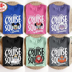 Może przedstawiać: Sześć kolorowych koszulek z napisem "Disney Cruise Squad" i różnymi ilustracjami postaci. Koszulki są niebieskie, różowe, fioletowe, czarne, miętowo-zielone i szare. Każda koszulka ma inną postać i imię, w tym "Daddy", "Mommy" i "Grandma".