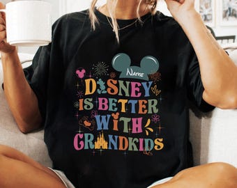 Camiseta "Disneyland es mejor con los nietos", camiseta para abuelos de Disneyland, camiseta personalizada con nombre para nietos, vacaciones familiares mágicas en Disneyworld