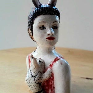 Mini escultura de cerámica, decoración del hogar hecha a mano, figura de dama y su conejo, inspirada en Helena Bonham Carter.