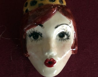 broche de máscara de cerámica, escultura de arcilla, joyería de mascota, broche único, mini escultura, alfiler de retrato de cerámica, cara de dama de cerámica de aspecto vintage