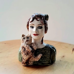 Mini escultura de cerámica, decoración del hogar hecha a mano, dama y su cachorro, inspirada en Helena Bonham Carter,