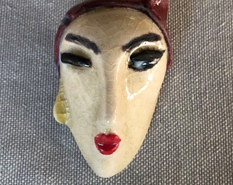 broche de máscara de cerámica, escultura de arcilla, joyería de mascota, broche único, mini escultura, alfiler de retrato de cerámica, cara de dama de cerámica de aspecto boho