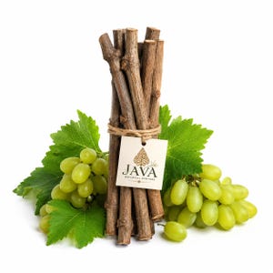 以下が含まれることがあります： 麻紐で結ばれた茶色の木の枝の束。JAVA BOTANICAL HERITAGEの文字と葉のアイコンが印刷された正方形の白いタグが付いており、その両脇には大きな鮮やかな緑色の葉が付いた2房の緑色のブドウが添えられています。