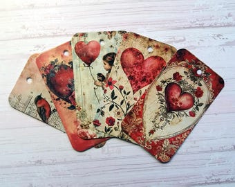 5 étiquettes cadeaux avec ficelle en jute. Illustration traditionnelle Saint-Valentin à l'ancienne, parfaite pour la Valentin, les mariages