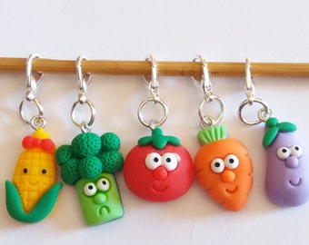 Stitch markers, anneaux marqueurs tricot, 5 mini légumes en résine, breloques, progress markers, accessoires tricotage au crochet, cadeau