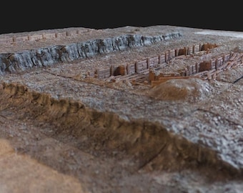 Pode incluir: Um modelo detalhado de um sistema de trincheiras, feito de madeira e pintado de marrom, com uma superfície de terra texturizada. O sistema de trincheiras é colocado sobre um fundo de penhasco rochoso.