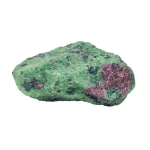 Peut inclure: Une pierre précieuse naturelle de rubis dans la zoïsite, taillée grossièrement. La pierre présente une base verte vibrante avec des mouchetures noires et un amas de cristaux de rubis rouge foncé. La forme est irrégulière et organique.