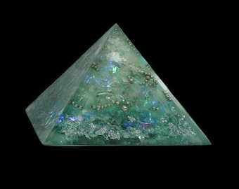 Orgonit Pyramide "Polarlicht" - Spiritueller Kristall mit Edelsteinen | Selenit | Seidenspat | Herkimer Diamant [Größe Mittel - Groß]