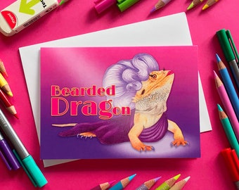 Tarjeta de felicitación A6 ilustrada con dragón barbudo, drag queen y juego de palabras con animales graciosos; interior en blanco.