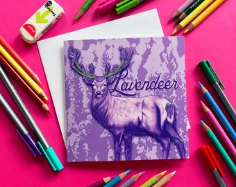 Tarjeta de felicitación ilustrada con un simpático juego de palabras sobre un ciervo lavanda, interior en blanco.